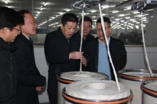 戴區(qū)長了解棉條生產(chǎn)工藝和質(zhì)量 戴區(qū)長了解棉條生產(chǎn)工藝和質(zhì)量